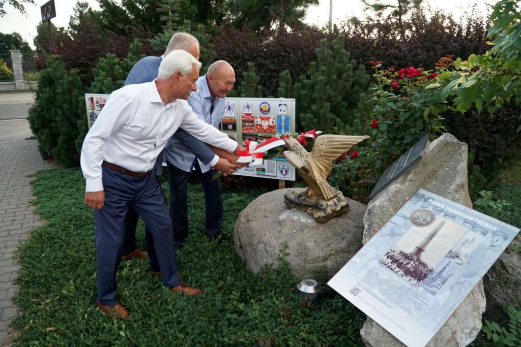 15-lecie KPR Szczypiorno złożenie kwiatów pod pomnikiem